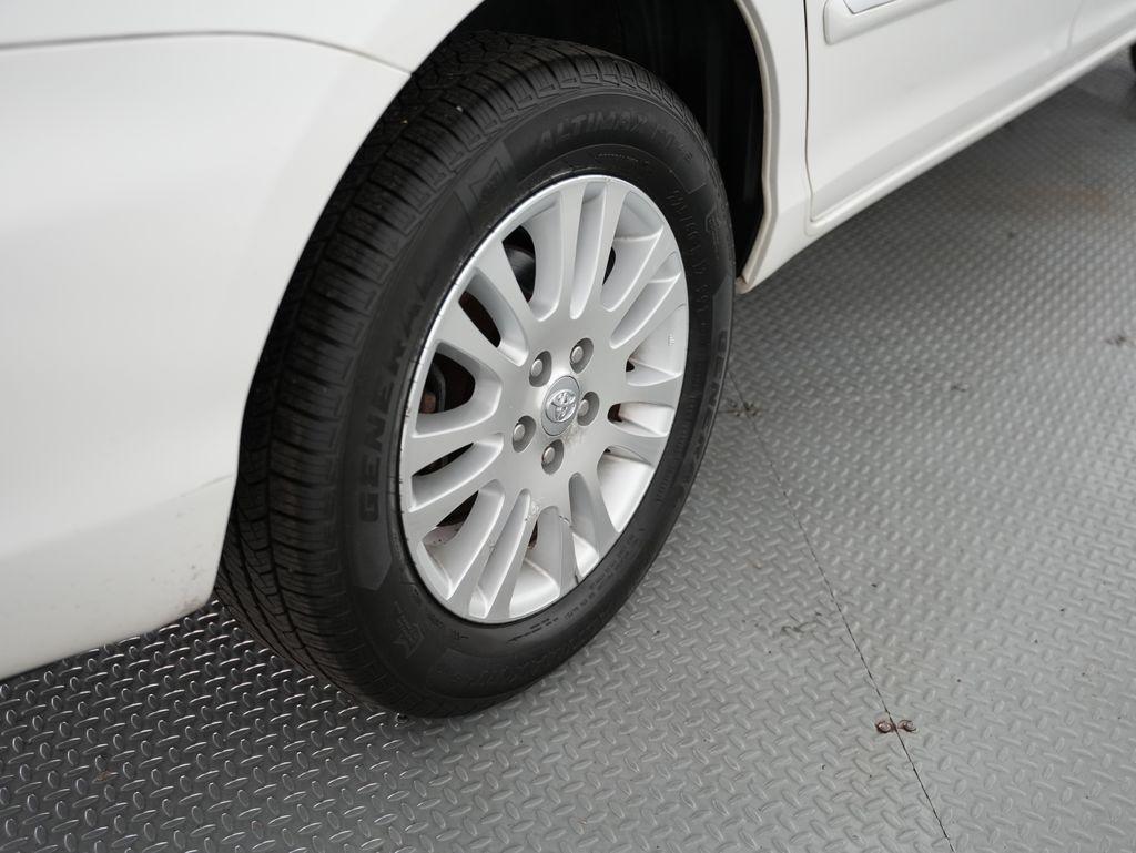 Toyota Sienna 5dr 7-Pass Van XLE AWD (Natl) 2010