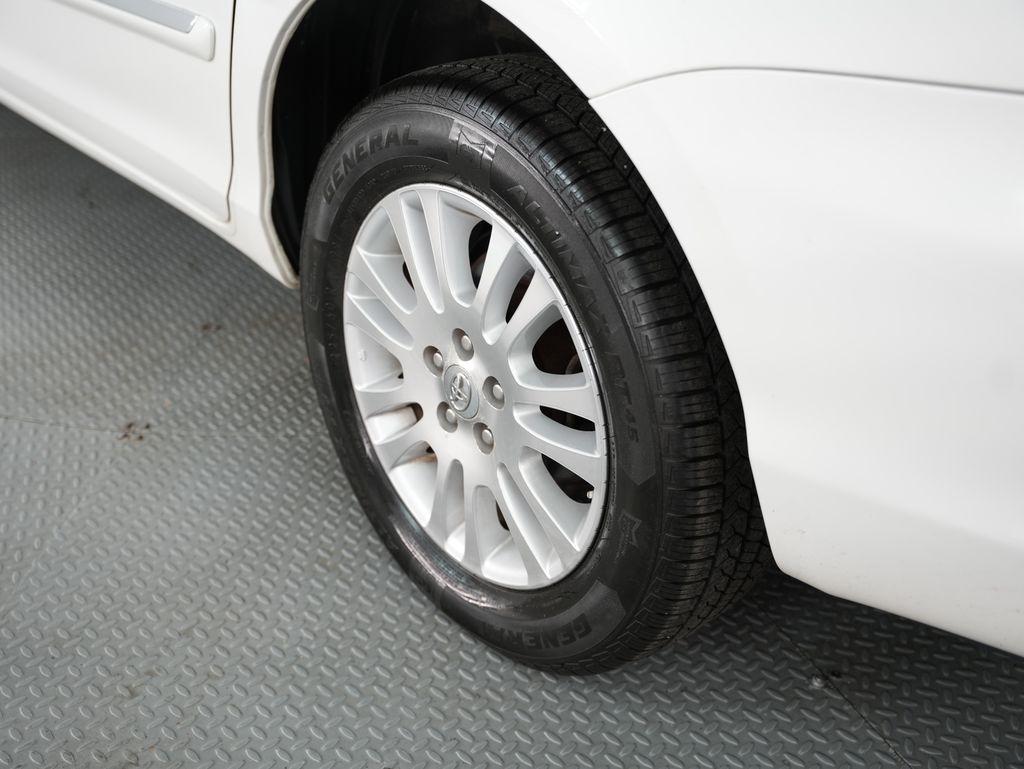 Toyota Sienna 5dr 7-Pass Van XLE AWD (Natl) 2010