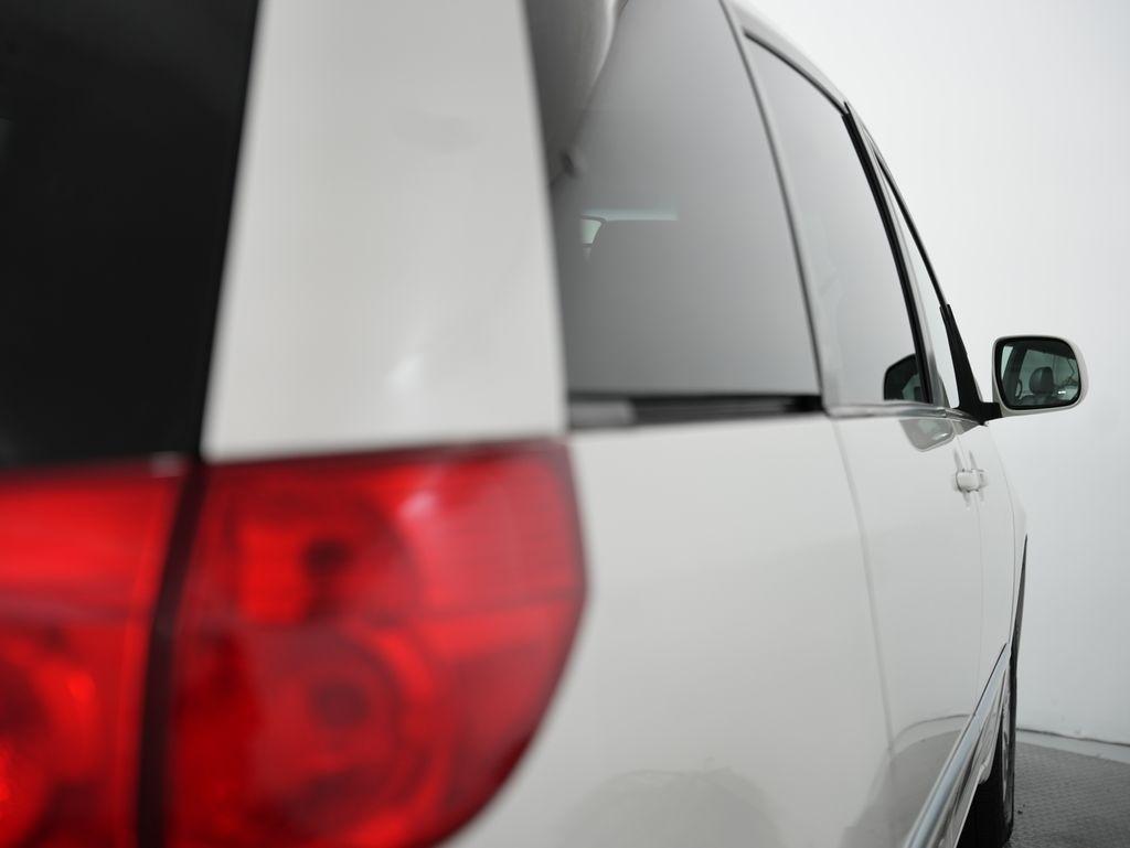 Toyota Sienna 5dr 7-Pass Van XLE AWD (Natl) 2010