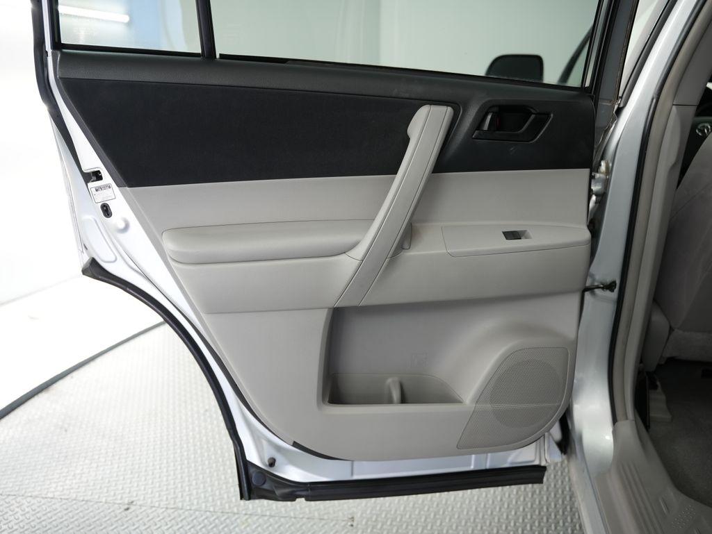 Toyota Highlander FWD 4dr Base (Natl) 2008