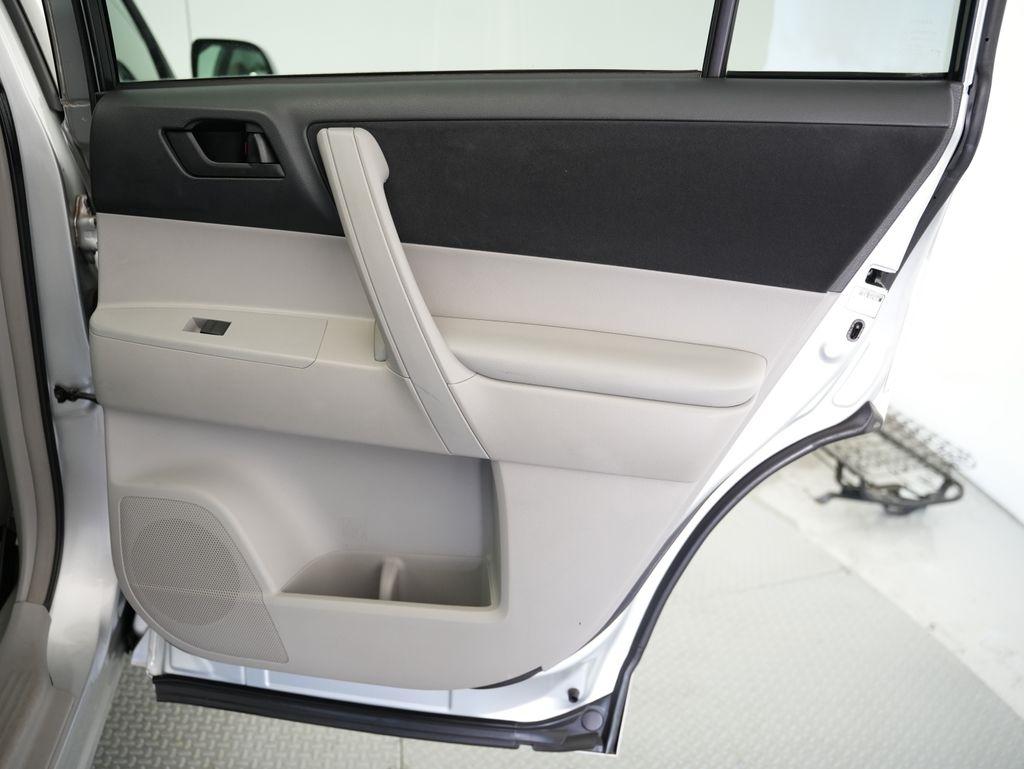 Toyota Highlander FWD 4dr Base (Natl) 2008