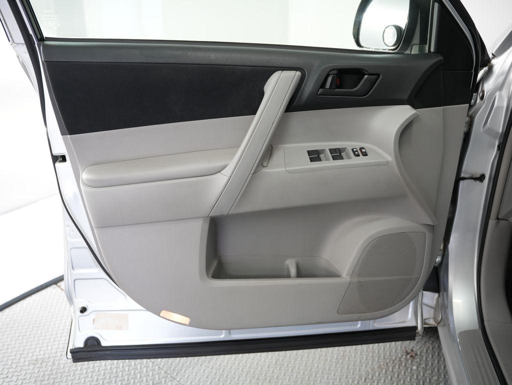 Toyota Highlander FWD 4dr Base (Natl) 2008