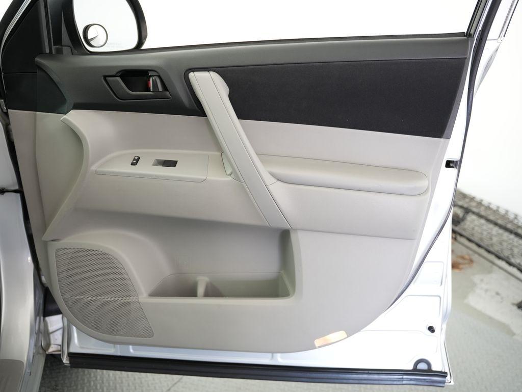 Toyota Highlander FWD 4dr Base (Natl) 2008