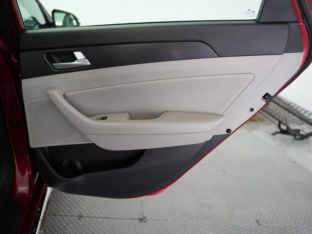 Hyundai Sonata 4dr Sdn 2.4L Sport PZEV 2015