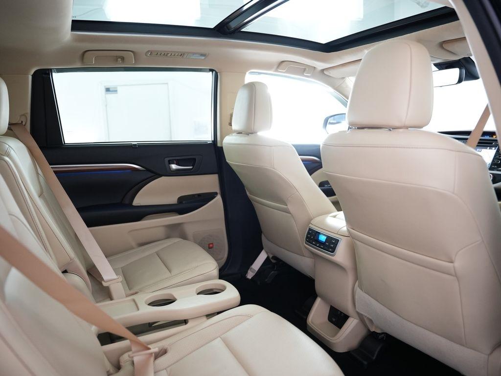 Toyota Highlander Limited V6 AWD (Natl) 2017