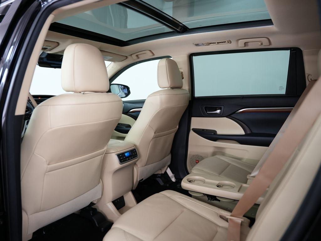 Toyota Highlander Limited V6 AWD (Natl) 2017