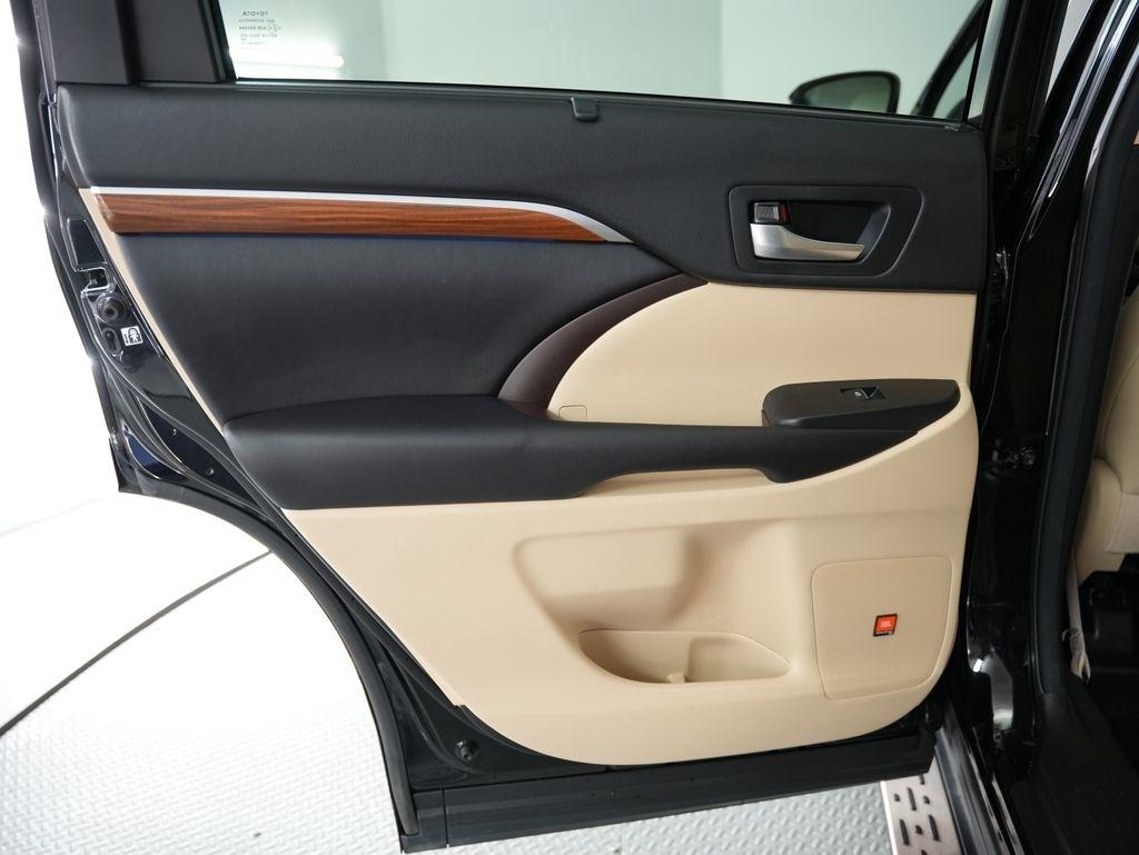 Toyota Highlander Limited V6 AWD (Natl) 2017