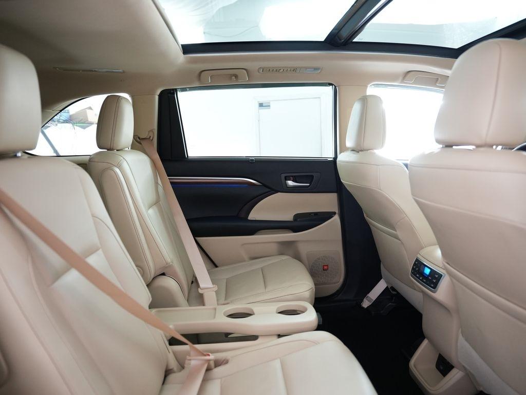 Toyota Highlander Limited V6 AWD (Natl) 2017