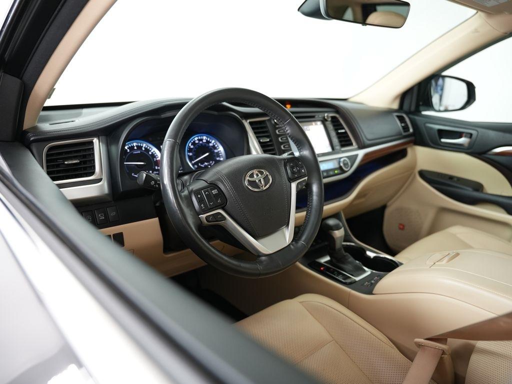 Toyota Highlander Limited V6 AWD (Natl) 2017