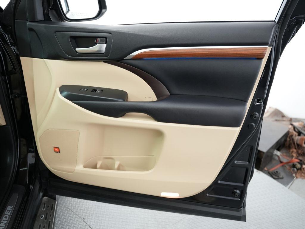 Toyota Highlander Limited V6 AWD (Natl) 2017