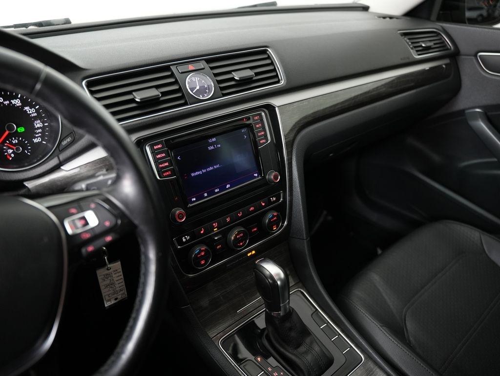 Volkswagen Passat 4dr Sdn 1.8T Auto SE PZEV 2016