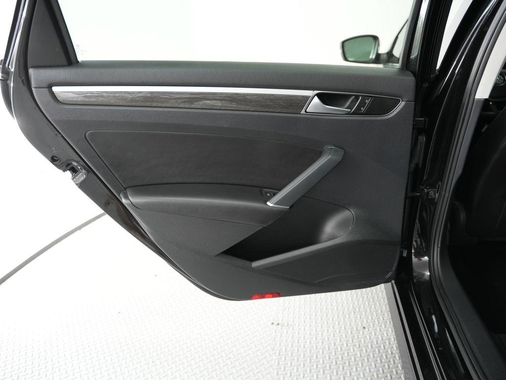 Volkswagen Passat 4dr Sdn 1.8T Auto SE PZEV 2016