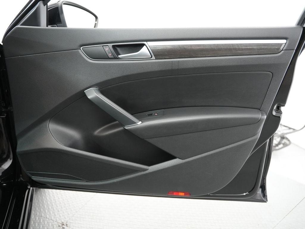 Volkswagen Passat 4dr Sdn 1.8T Auto SE PZEV 2016