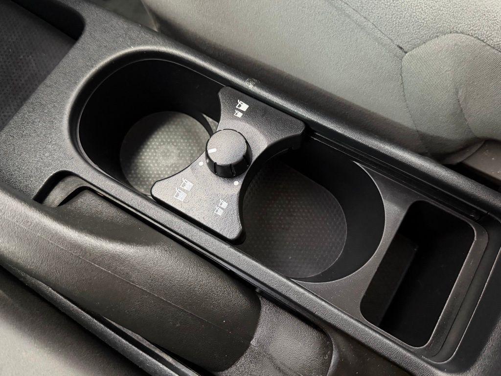 Nissan Sentra 4dr Sdn I4 CVT 2.0 SR 2011