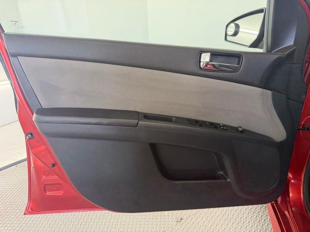 Nissan Sentra 4dr Sdn I4 CVT 2.0 SR 2011