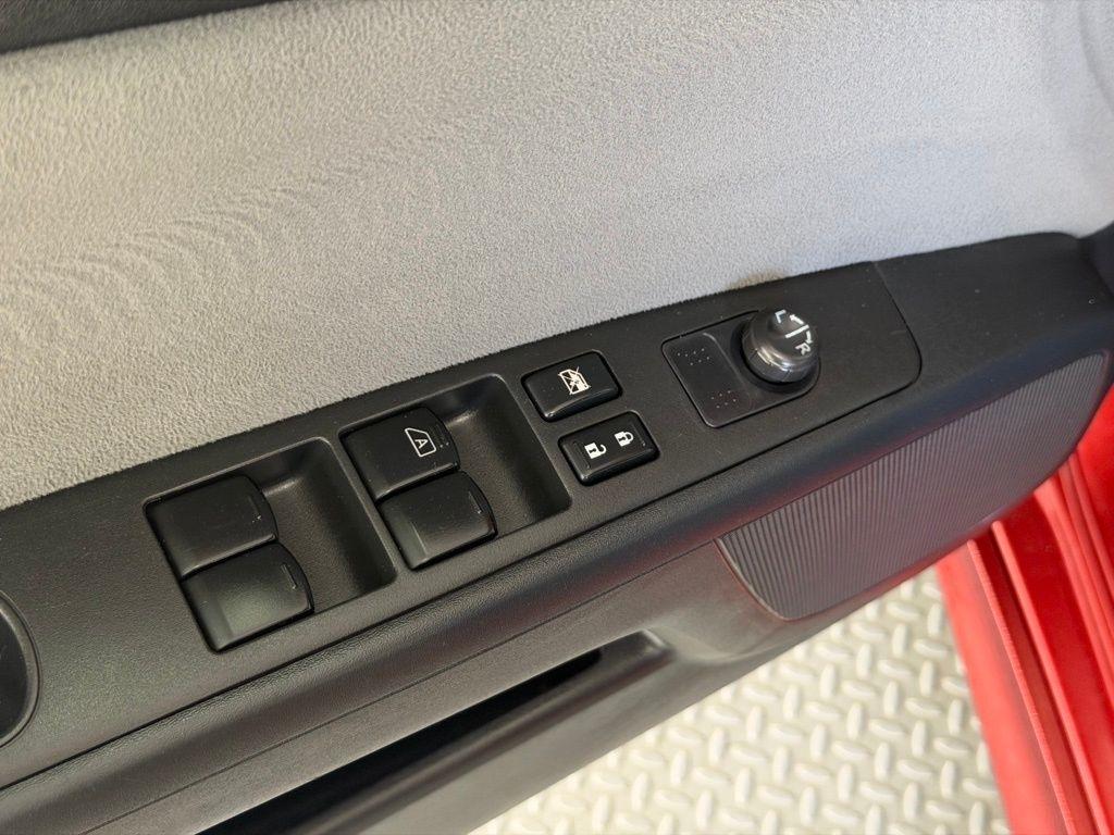 Nissan Sentra 4dr Sdn I4 CVT 2.0 SR 2011