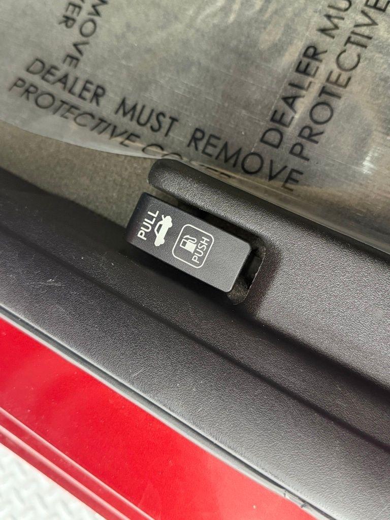 Nissan Sentra 4dr Sdn I4 CVT 2.0 SR 2011