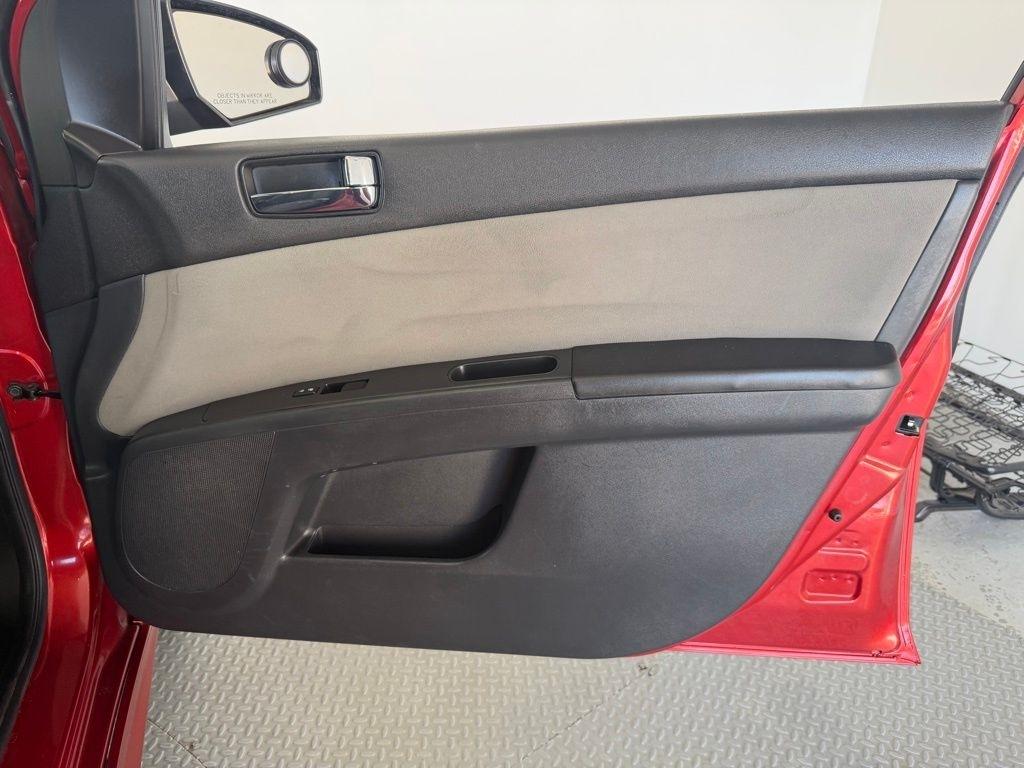 Nissan Sentra 4dr Sdn I4 CVT 2.0 SR 2011