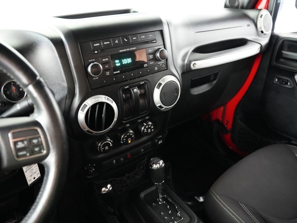 Jeep Wrangler 4WD 2dr Sahara 2014