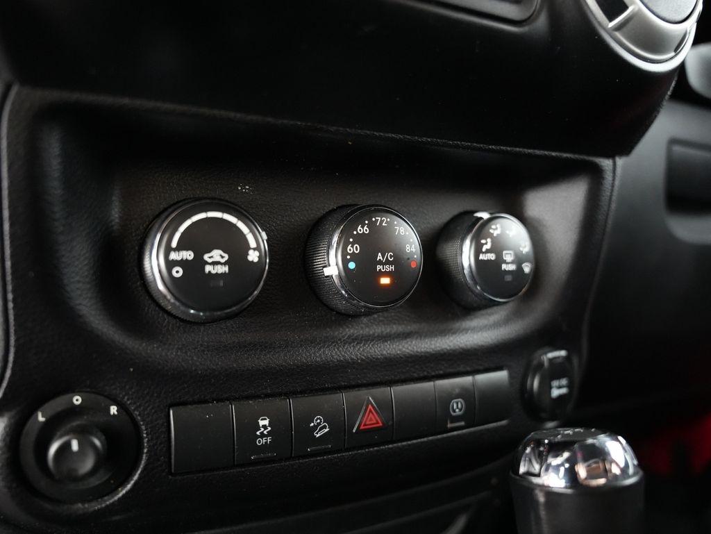 Jeep Wrangler 4WD 2dr Sahara 2014