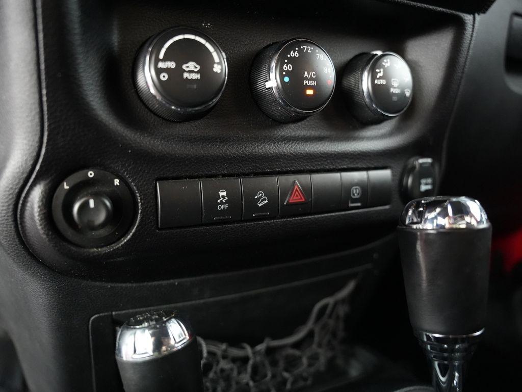 Jeep Wrangler 4WD 2dr Sahara 2014