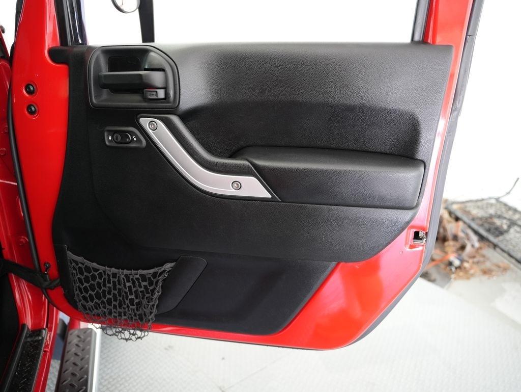 Jeep Wrangler 4WD 2dr Sahara 2014