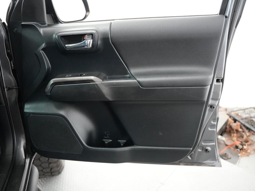 Toyota Tacoma 2WD Double Cab V6 AT TRD Off Road (Natl) 2016