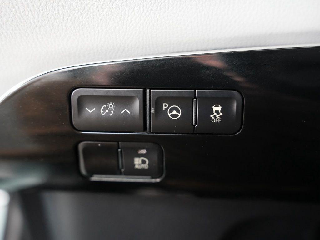 Toyota Prius Limited (Natl) 2019