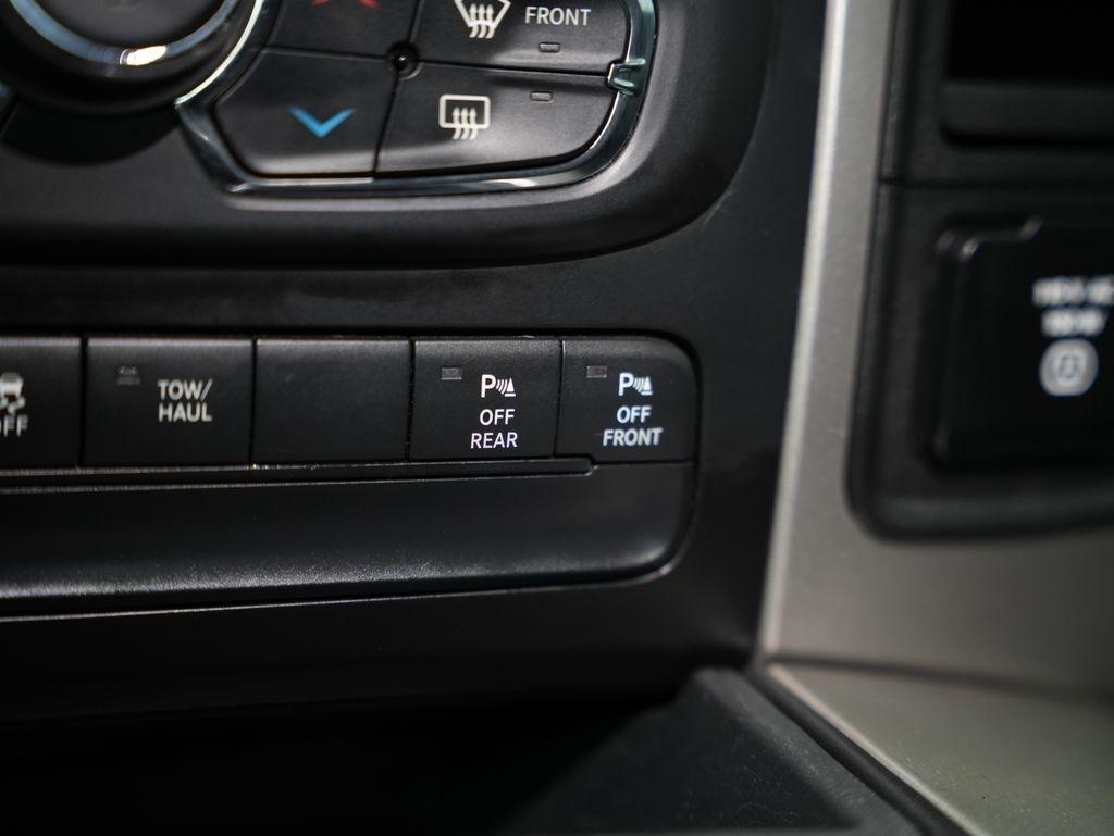 RAM 1500 Lone Star Silver 4x4 Crew Cab 5'7" Box 2018