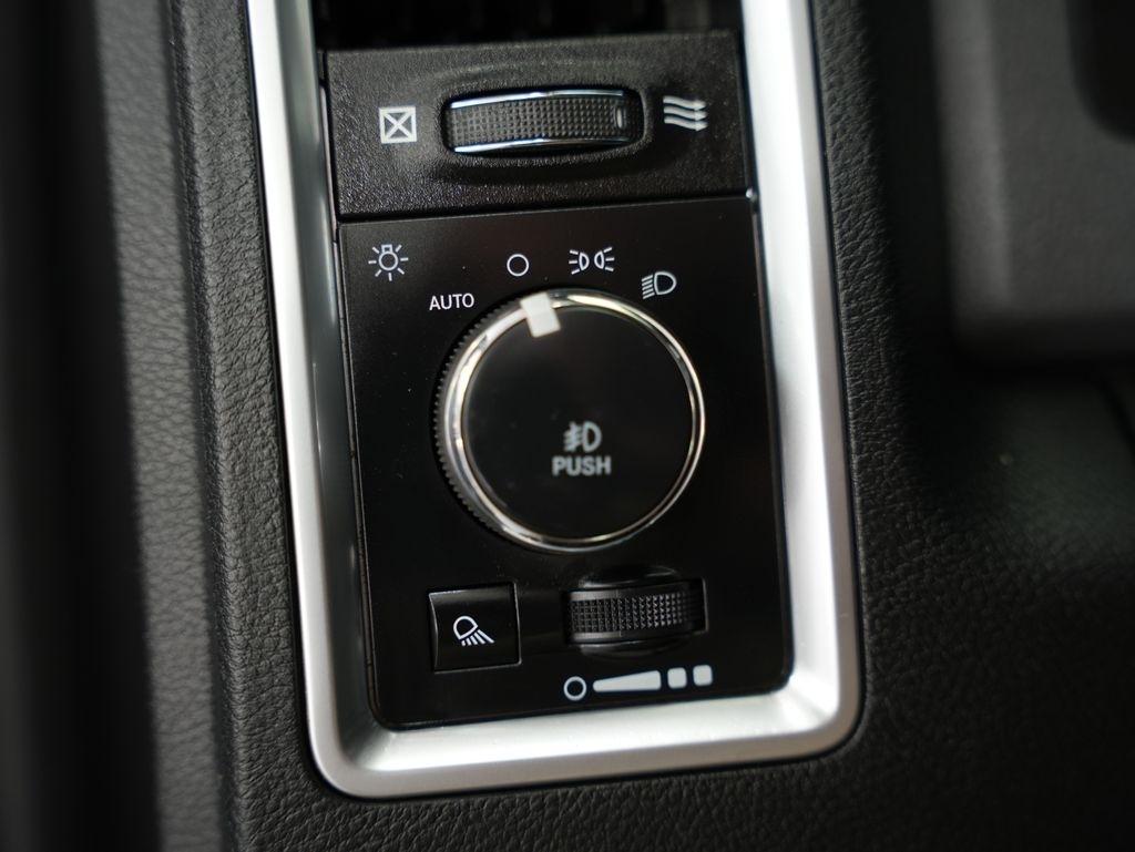 RAM 1500 Lone Star Silver 4x4 Crew Cab 5'7" Box 2018