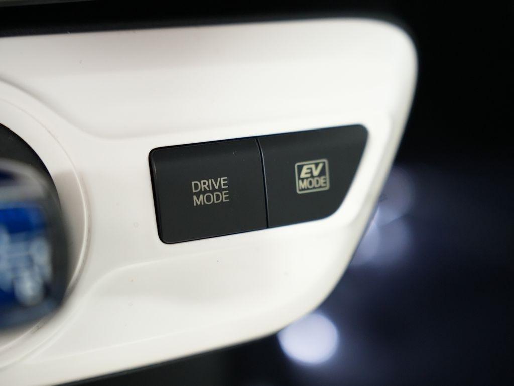 Toyota Prius Three Touring (Natl) 2017