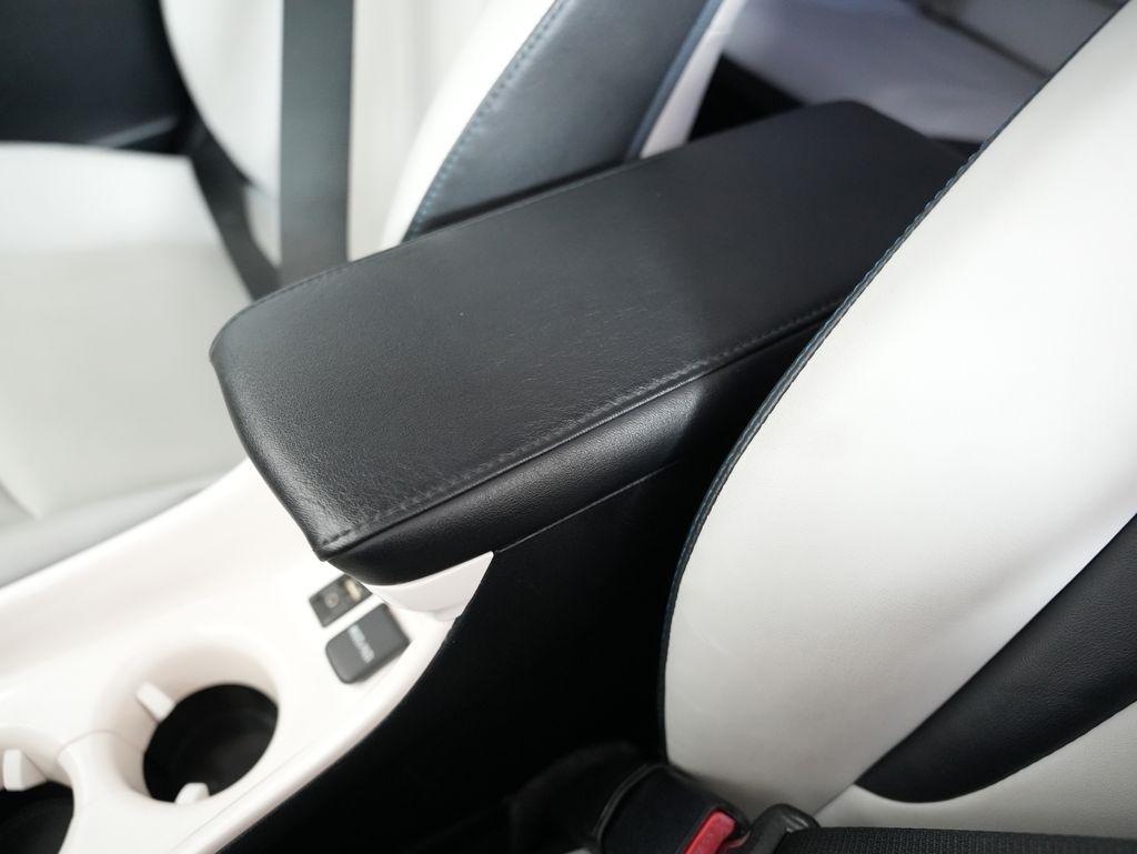 Toyota Prius Three Touring (Natl) 2017