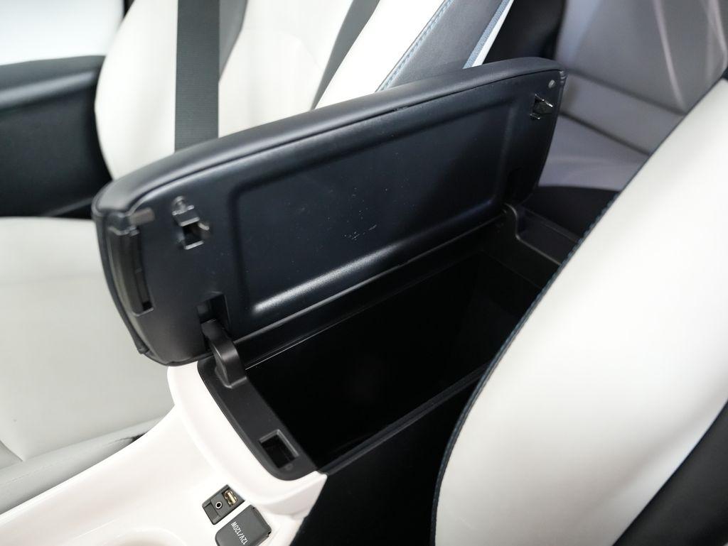 Toyota Prius Three Touring (Natl) 2017