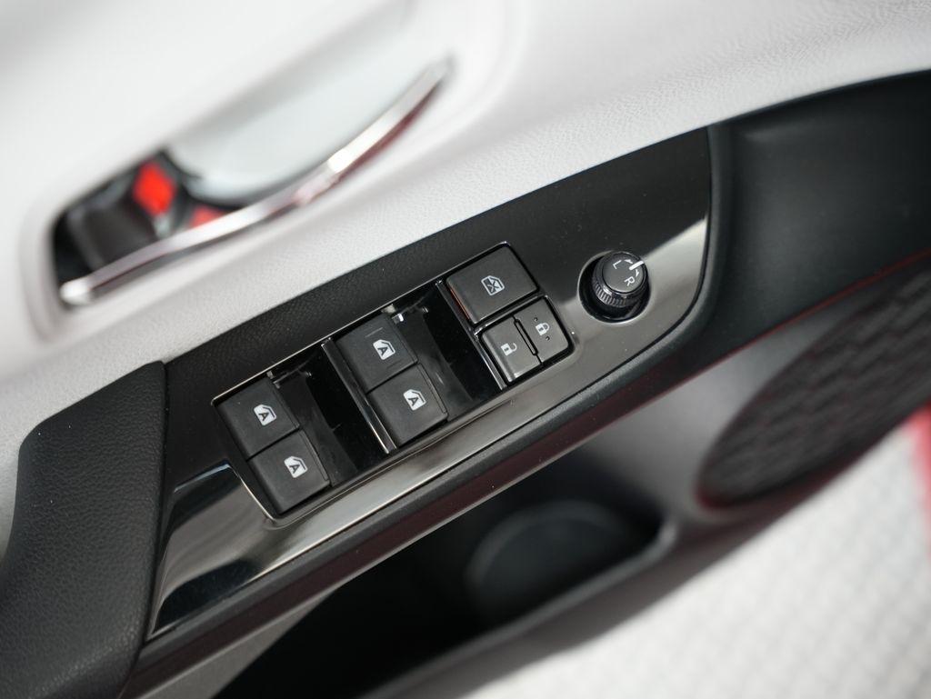 Toyota Prius Three Touring (Natl) 2017