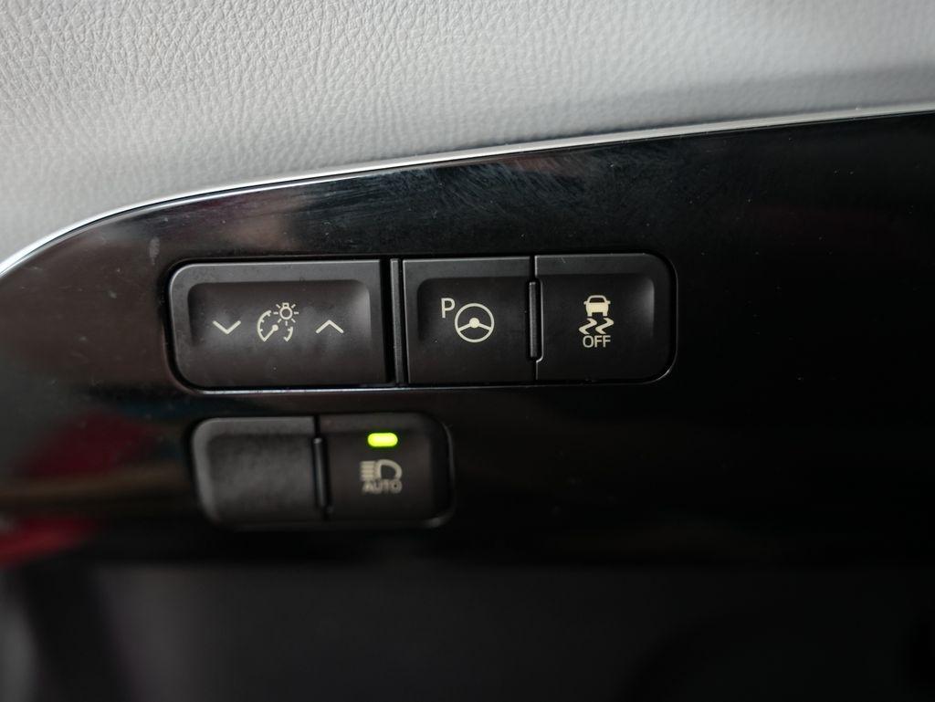 Toyota Prius Three Touring (Natl) 2017