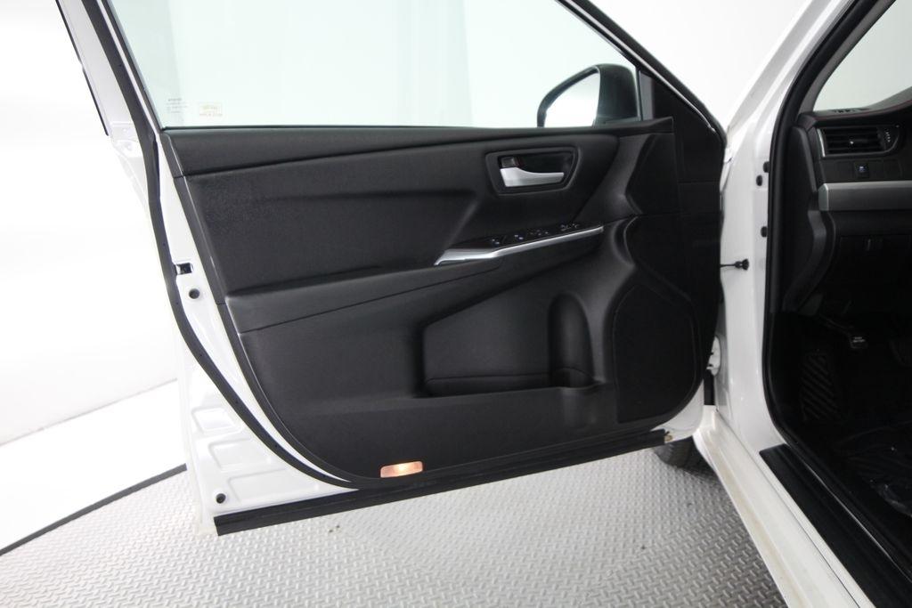 Toyota Camry XLE Auto (Natl) 2017