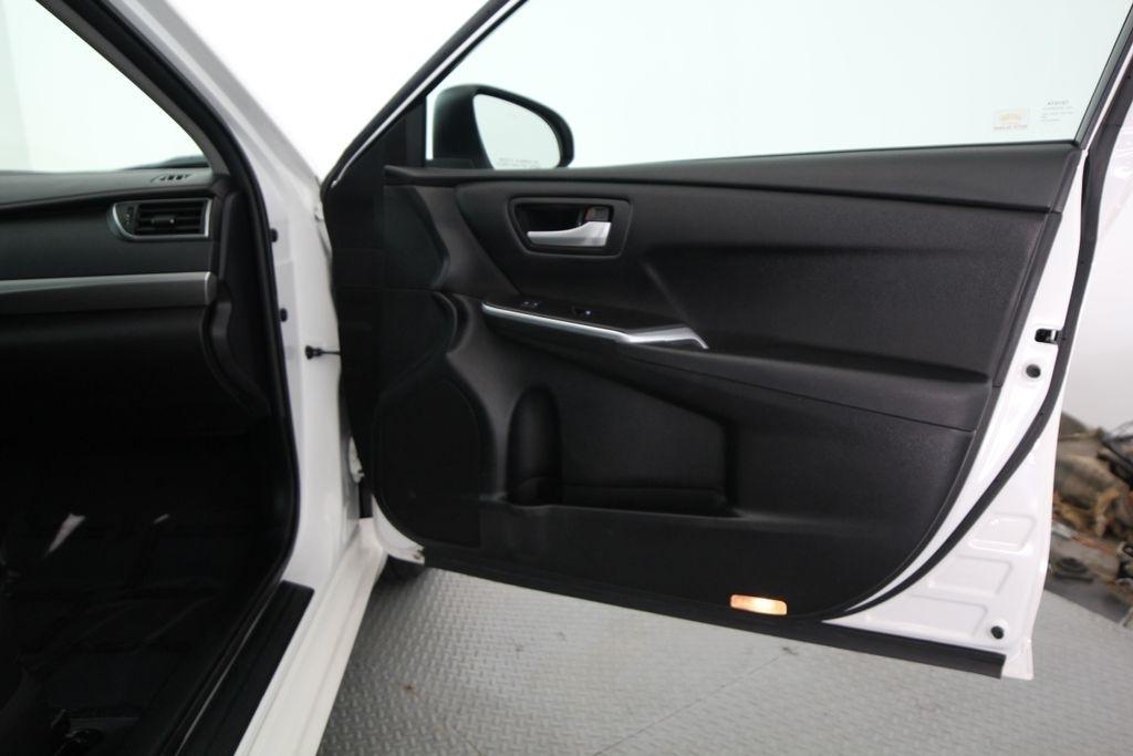 Toyota Camry XLE Auto (Natl) 2017