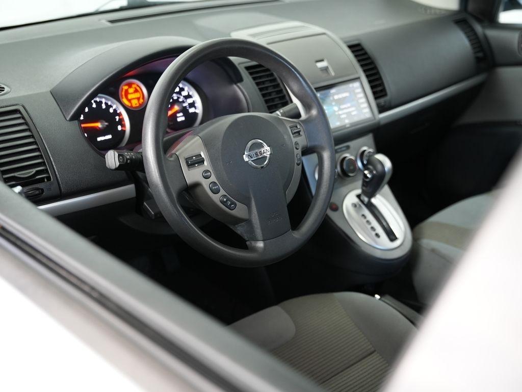 Nissan Sentra 4dr Sdn I4 CVT 2.0 SR 2011