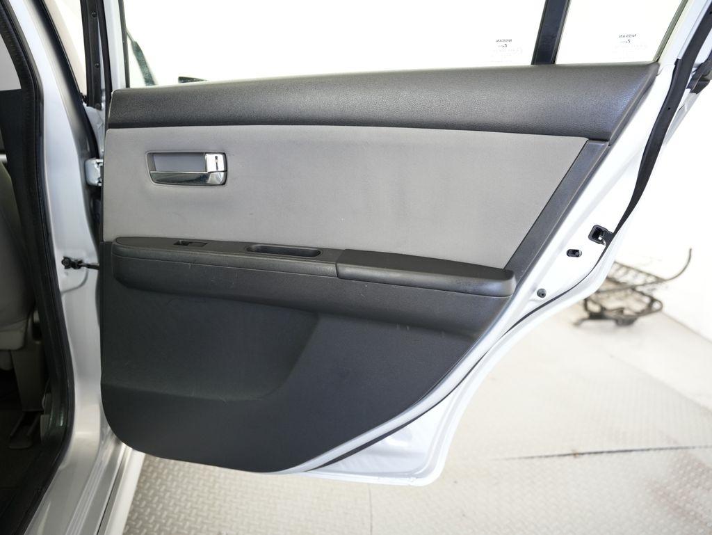 Nissan Sentra 4dr Sdn I4 CVT 2.0 SR 2011