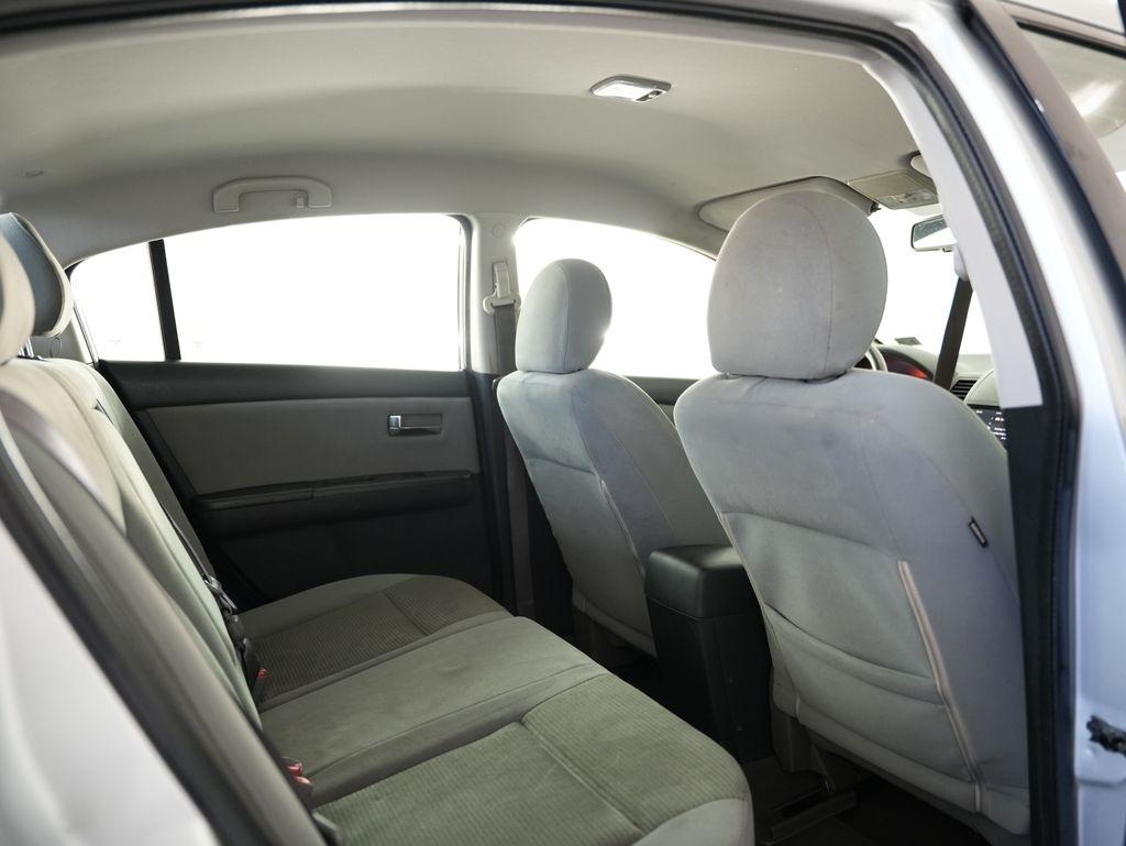 Nissan Sentra 4dr Sdn I4 CVT 2.0 SR 2011
