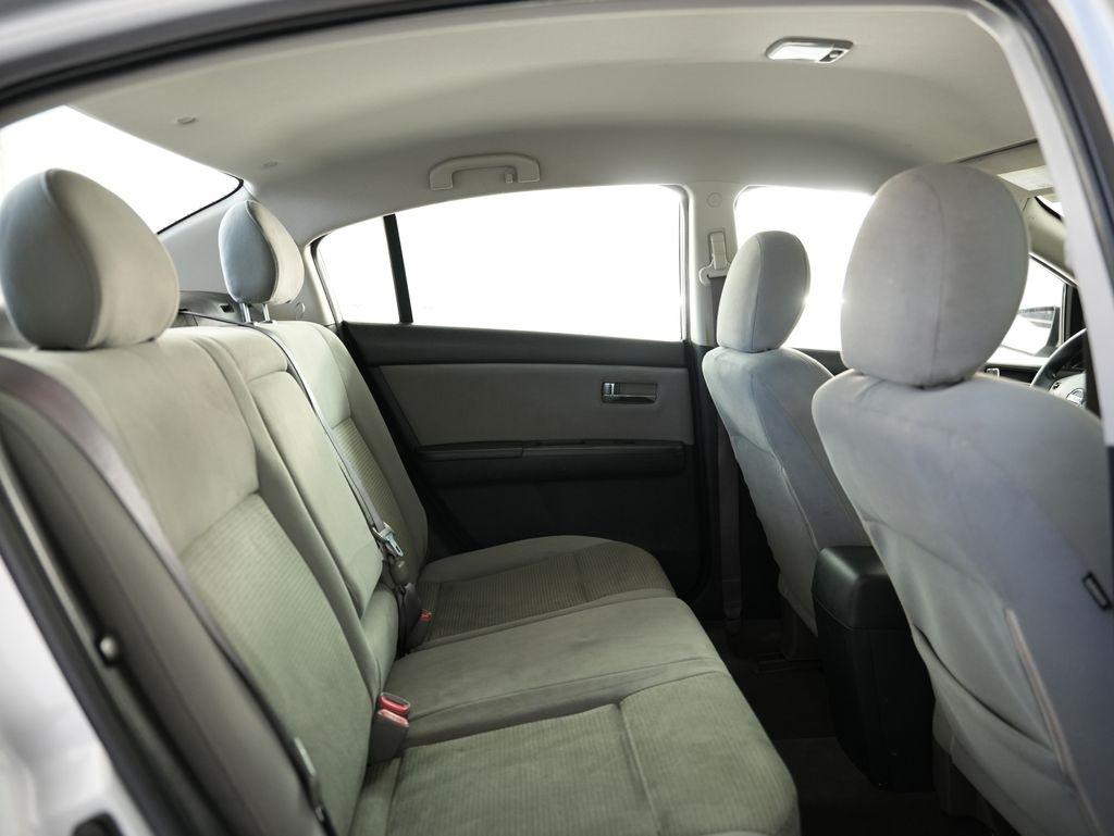 Nissan Sentra 4dr Sdn I4 CVT 2.0 SR 2011