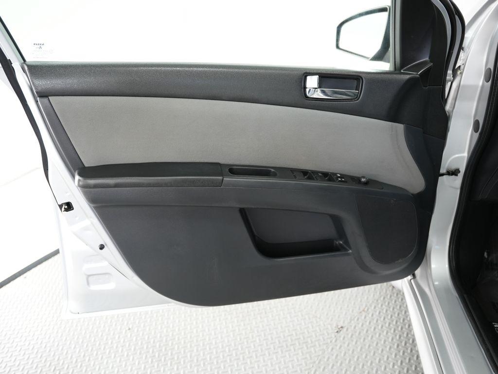 Nissan Sentra 4dr Sdn I4 CVT 2.0 SR 2011