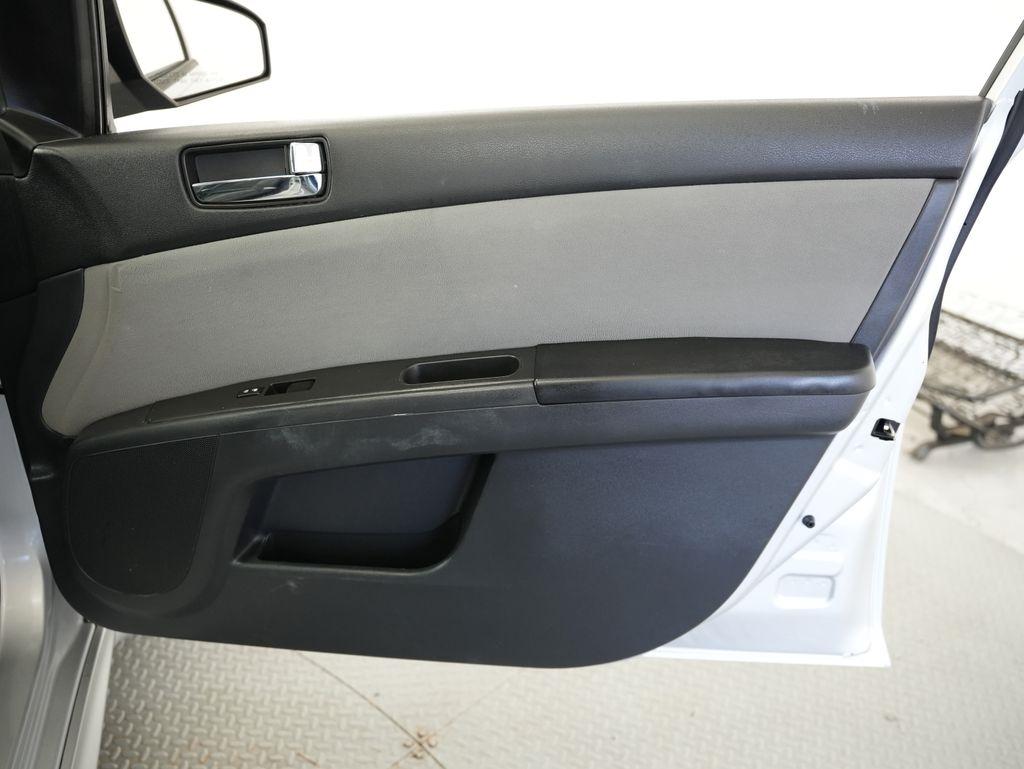 Nissan Sentra 4dr Sdn I4 CVT 2.0 SR 2011