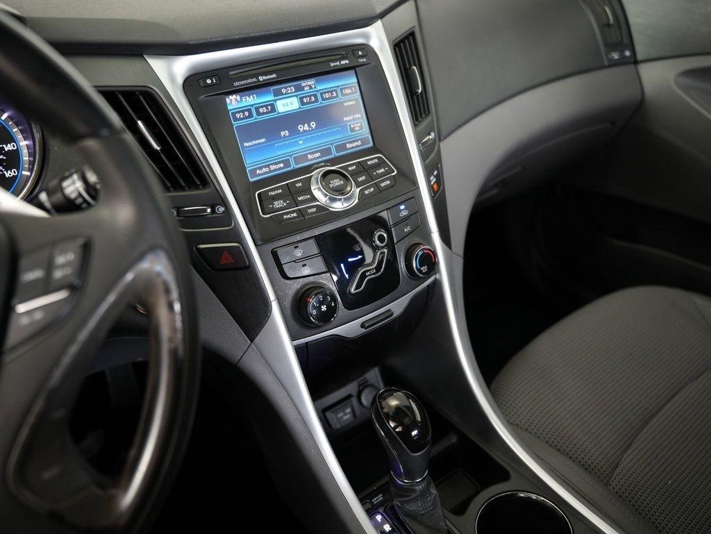 Hyundai Sonata 4dr Sdn 2.4L Auto SE 2011
