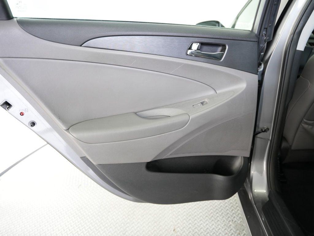Hyundai Sonata 4dr Sdn 2.4L Auto SE 2011