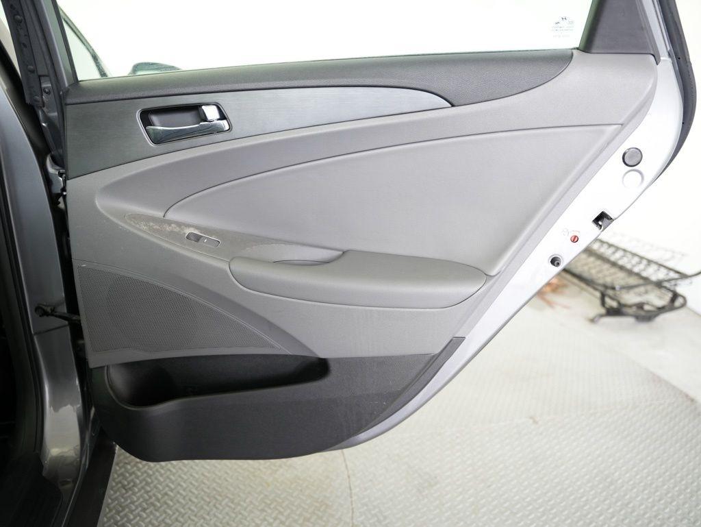 Hyundai Sonata 4dr Sdn 2.4L Auto SE 2011