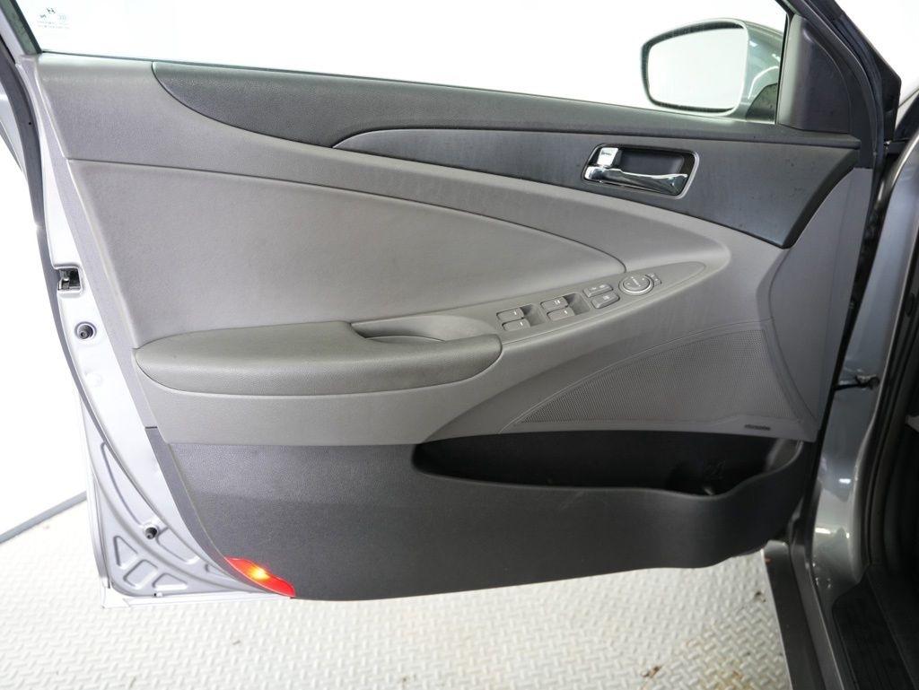 Hyundai Sonata 4dr Sdn 2.4L Auto SE 2011