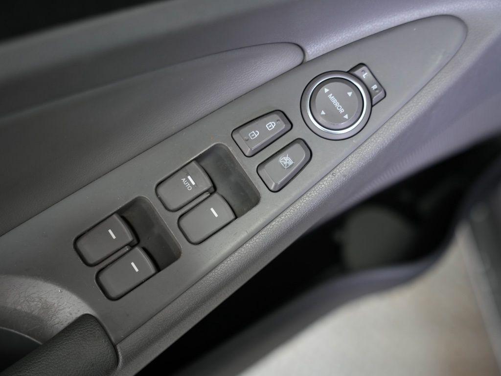 Hyundai Sonata 4dr Sdn 2.4L Auto SE 2011