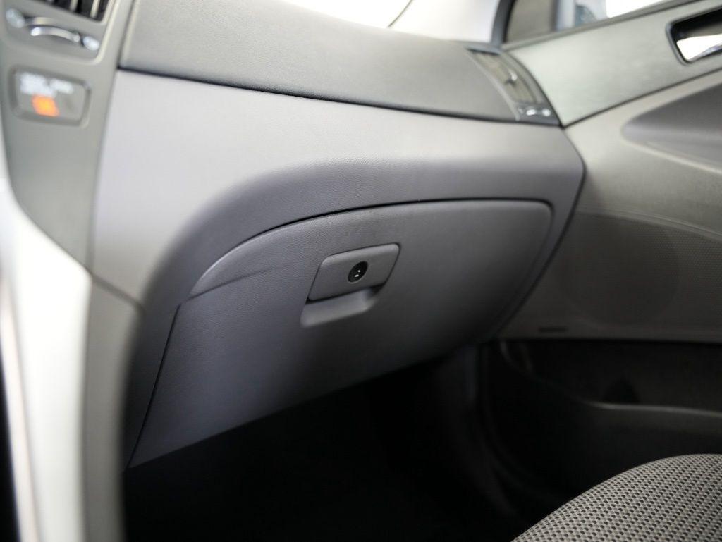 Hyundai Sonata 4dr Sdn 2.4L Auto SE 2011