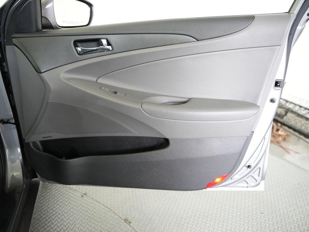 Hyundai Sonata 4dr Sdn 2.4L Auto SE 2011